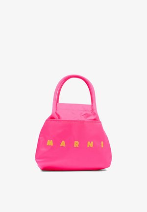 Jasnoróżowa torebka z wyściełanymi uchwytami i żółtymi, teksturowanymi literami tworzącymi napis "MARNI" na przodzie, na białym tle.