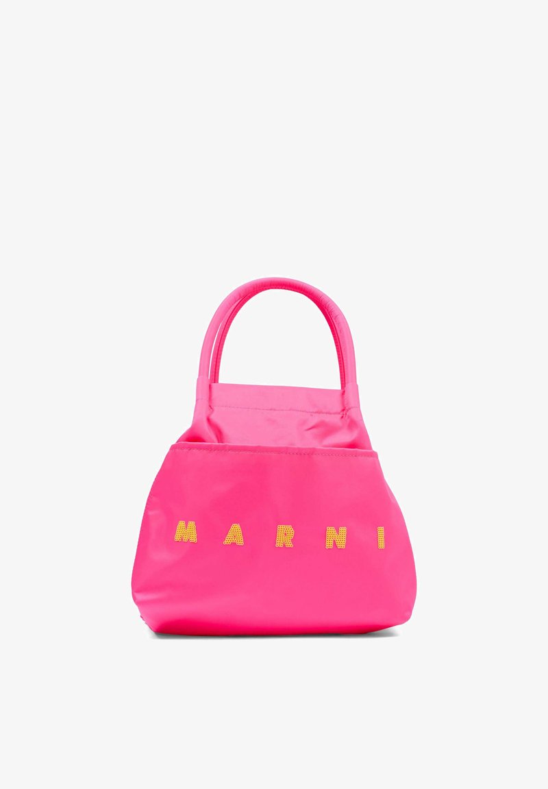 Svetlo roza torbica z oblazinjenimi ročaji in rumenimi teksturiranimi črkami na sprednji strani, ki tvorijo besedo "MARNI", na belem ozadju.