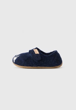 Mørkeblå tøfler til småbørn med beige gummisål, velcro-strop og hvidt hjortehoveddesign på tåen.