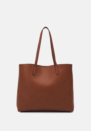 Brun læder tote taske med to lange skulderstropper, rektangulær form og glat tekstur mod en ensfarvet baggrund.