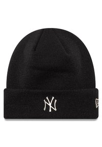 Bonnet en tricot noir avec un revers roulé, doté d'un logo brodé blanc contrastant à l'avant. Tissu texturé, design simple.