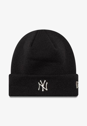 Schwarze gestrickte Mütze mit umgeschlagenem Rand, auf der Vorderseite mit einem kontrastierenden weißen, gestickten Logo versehen. Strukturierter Stoff, schlichtes Design.