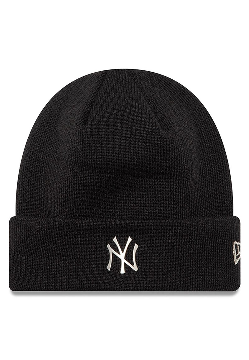 Bonnet en tricot noir avec un revers roulé, doté d'un logo brodé blanc contrastant à l'avant. Tissu texturé, design simple.