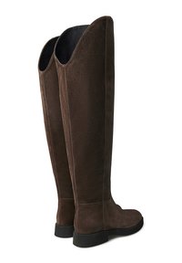 Stivali alti in suede marrone fino al ginocchio con punta rotonda, suola piatta e un design distintivo sul retro alto. Texture liscia con dettagli di cucitura minimi.