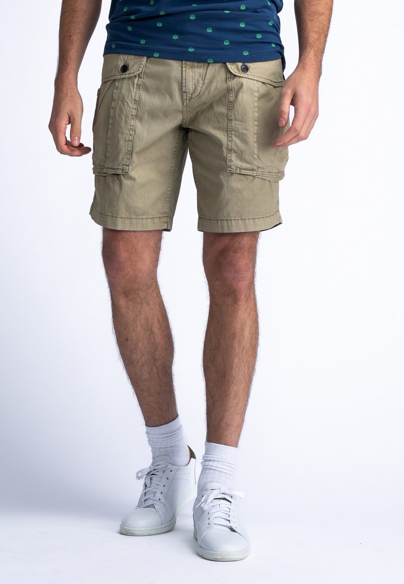 Shorts cargo kaki avec deux poches avant et deux poches cargo sur les côtés. Tissu en coton, coupe décontractée, et l'ourlet arrive au-dessus du genou.