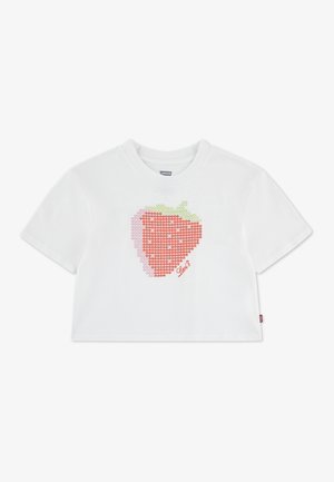 Biała bawełniana krótka koszulka z pikselowym nadrukiem truskawki w kolorach czerwonym i zielonym oraz napisem "Levi's" w kolorze czerwonym na dole.
