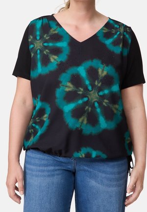 Haut noir à manches courtes, avec un motif floral vibrant turquoise et vert, un col en V et des détails décoratifs subtils.