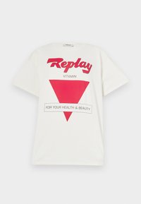 Biała bawełniana koszulka z krótkim rękawem, z czerwonym logo "Replay", czerwonym graficznym trójkątem i napisem "DLA TWOJEGO ZDROWIA I URODY."