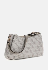 Sac à main à motif gris avec une forme structurée, doté d'une poignée unique, de ferrures dorées et d'une fermeture éclair. Tissu texturé avec un design de logo.