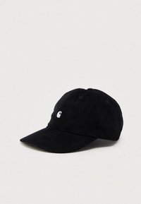 Gorra de béisbol de pana negra con visera curva y un pequeño logo bordado en blanco en el lado izquierdo frontal.