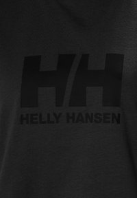 Camiseta de algodón negra con un gran y audaz logo negro "HH" y el texto "HELLY HANSEN" en un acabado mate en contraste.