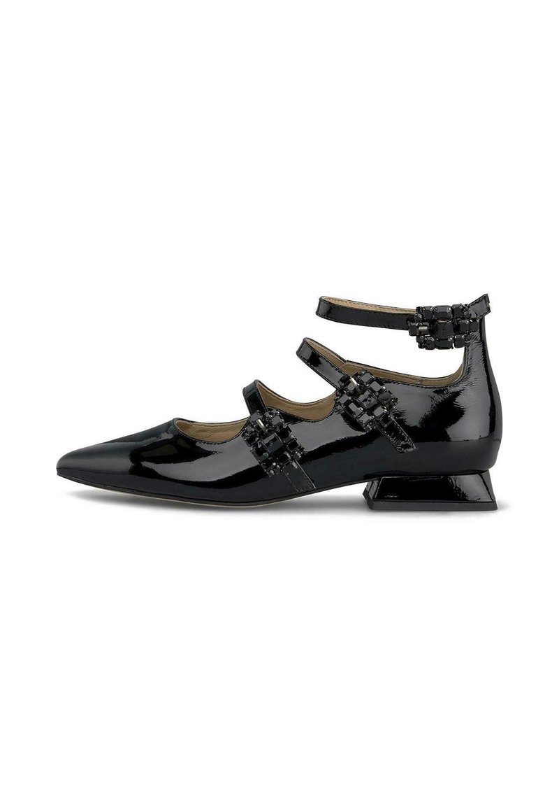 Zapato de charol negro con punta afilada, diseño de tres correas, detalles decorativos de hardware y un tacón cuadrado bajo.