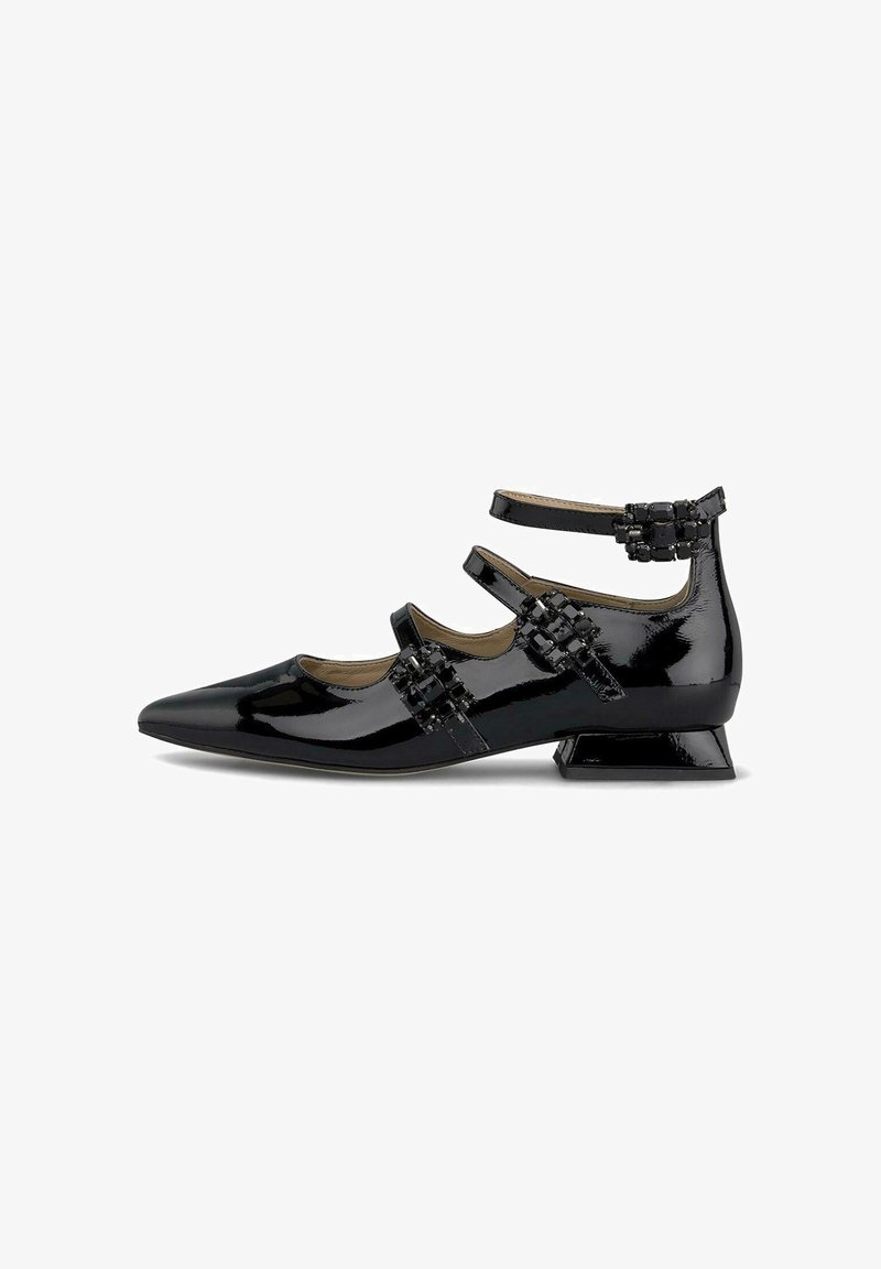 Zapato de charol negro con punta afilada, diseño de tres correas, detalles decorativos de hardware y un tacón cuadrado bajo.