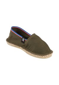 Espadrille en toile vert olive à enfiler avec une semelle tressée beige, bordée d'un liseré bleu, blanc et rouge autour de l'ouverture, et une petite étiquette noire sur le côté.
