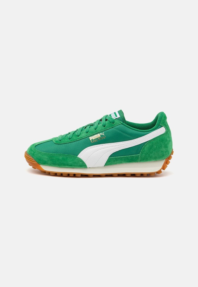 Baskets vertes Puma avec bande latérale blanche, semelle en caoutchouc et lettrage doré "Puma Easy Rider" sur le côté.