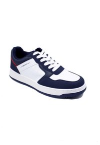 Chaussure de sport bleu marine et blanche avec un design perforé, lacets blancs et semelle en caoutchouc. Présente des accents rouges au niveau du talon.