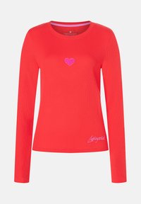 Rotes Langarmshirt mit Rundhalsausschnitt, auf dem in der Mitte der Brust ein kleines pinkes Herz gestickt ist, und dem Logo "Lieblingsstück" nahe dem Saum.