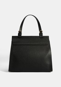 Schwarze Lederhandtasche mit strukturierter Form, strukturiertem Oberflächenmaterial, flacher Klappe und zwei Griffen mit goldenen Hardware-Details.