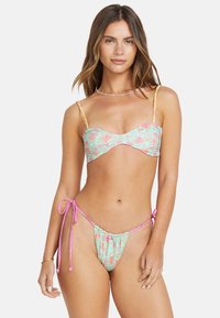 Bikini-Set mit einem türkisfarbenen Blumenmuster, pinken Bindebändern und goldenen Akzent-Trägern. Das Oberteil hat einen Bandeau-Schnitt und das Unterteil einen tief sitzenden Schnitt.