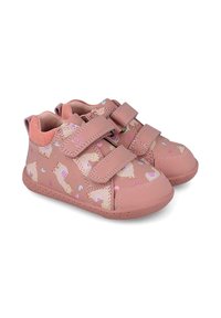 Zapatos de cuero rosa con un acabado texturizado, que presentan un diseño estampado de animales juguetones y corazones. Equipados con dos correas de velcro.