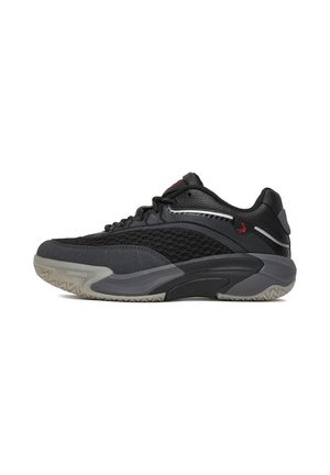 Czarne i szare niskie sneakersy z cholewką z siateczki i skóry, teksturowaną podeszwą, zapięciem na sznurowadła i małym czerwonym logo po boku.