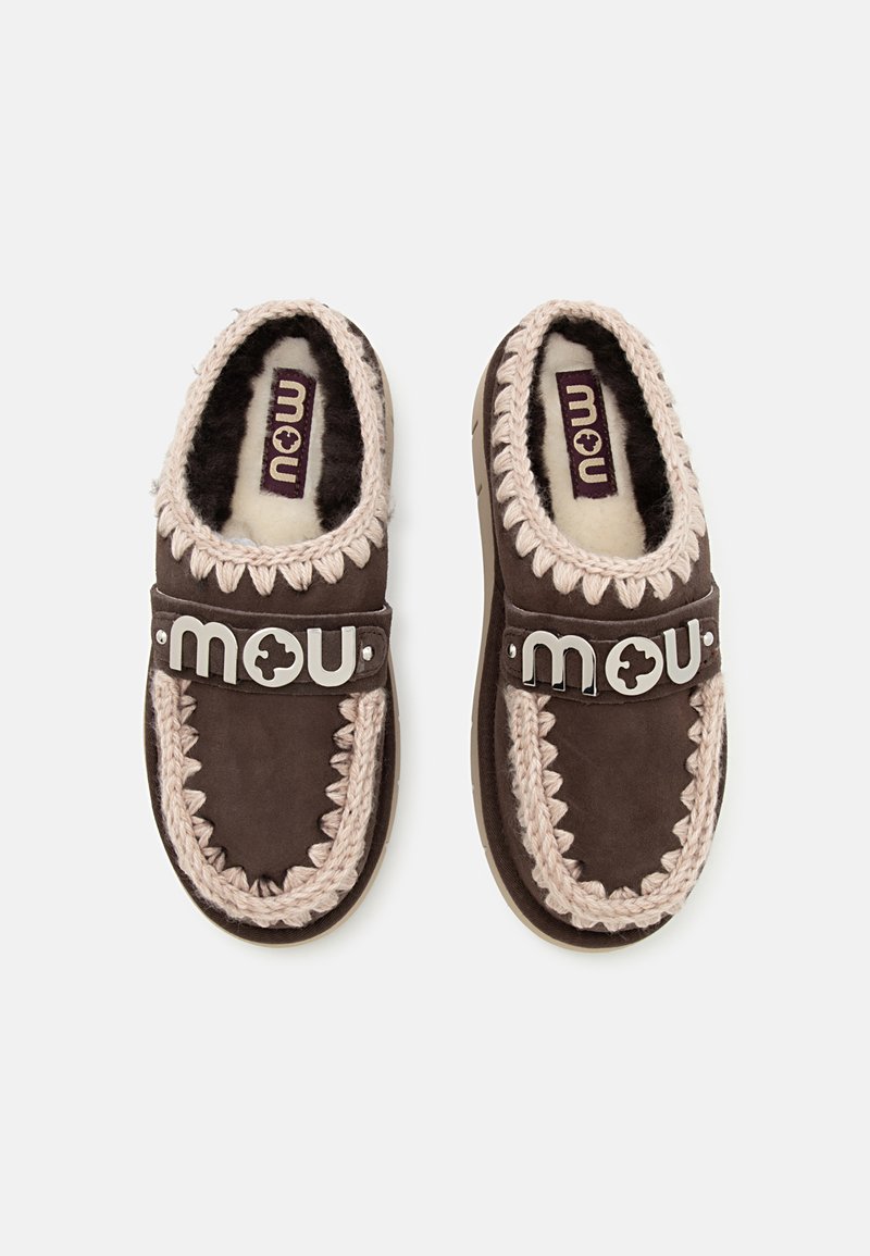 Ein Paar braune Slip-On-Mokassin-Hausschuhe mit cremefarbenem Strickbesatz und weicher pelziger Fütterung, gebrandet mit "mou" auf dem Riemen und der Innensohle.