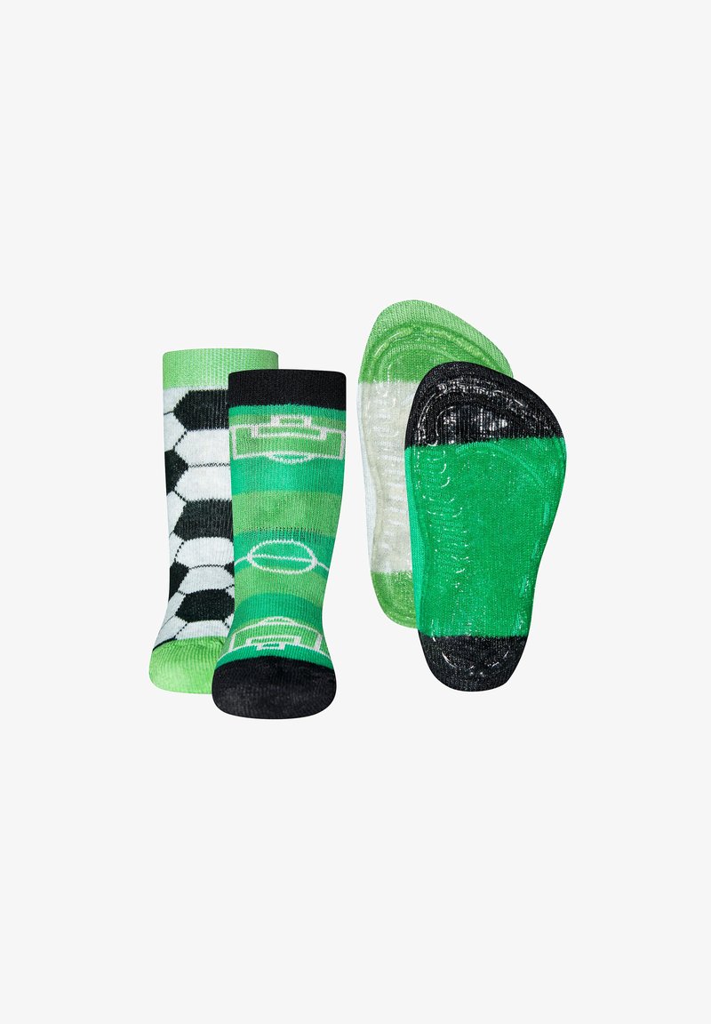 Deux paires de chaussettes vertes : l'une avec un motif de ballon de football noir et blanc, l'autre avec des rayures vertes et des icônes sportives. Semelles texturées.