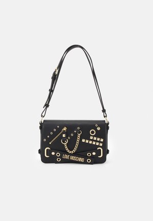 Czarna torebka na ramię Black Love Moschino z złotymi ćwiekami, detalem na suwaku, łańcuszkiem i regulowanym paskiem na jednolitym białym tle.