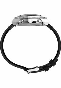 Montre en métal argenté avec un boîtier hexagonal, un bracelet en cuir noir et une texture lisse. Présente deux poussoirs et une couronne sur le côté.