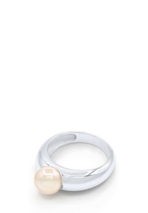 Bague à anneau en argent avec une seule perle blanche ronde posée dessus, présentée sur un fond blanc.