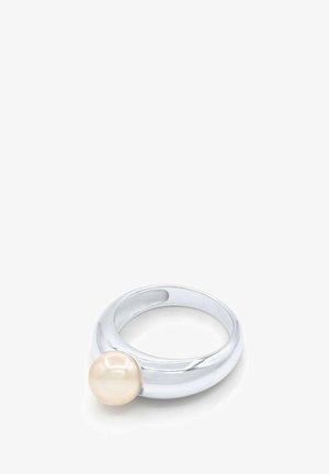 Bague à anneau en argent avec une seule perle blanche ronde posée dessus, présentée sur un fond blanc.