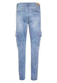 Vaaleansiniset farkkushortsit, joissa on slim fit -leikkaus. Niissä on kaksi sivutaskua, takataskut ja sileä pintakuvio.