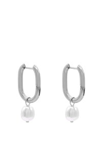 Boucles d'oreilles en argent en forme d'anneau avec une texture ovale, ornées d'une perle blanche pendante. Le design comprend des surfaces lisses et polies.