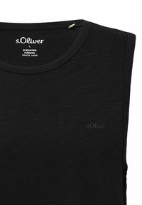 Schwarzes, ärmelloses Oberteil aus weichischem Stoff mit rundem Ausschnitt und einem dezenten s.Oliver-Logo auf der Vorderseite, entworfen für legere Freizeitkleidung.