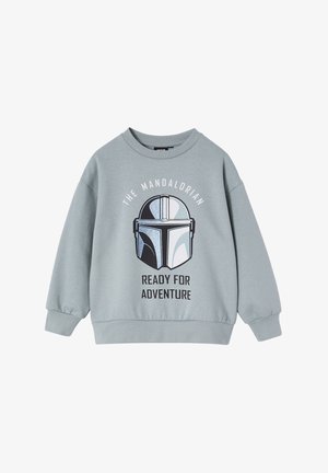 Hellgrauer Sweatshirt mit langen Ärmeln, das ein Grafikdesign eines Helms und den Text "DER MANDALORIANER BEREIT FÜR ABENTEUER" in Schwarz zeigt.
