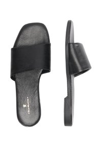 Zwarte leren slidesandalen met brede bovenste band, vlakke zool en gestructureerde binnenzool. Eenvoudig ontwerp zonder versieringen of patronen.