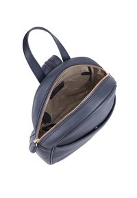 Sac à dos en cuir bleu marine de forme ronde, fermeture zippée et poignée supérieure. À l'intérieur, il présente une doublure beige et des poches organisatrices.