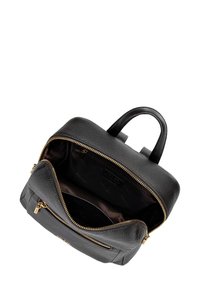 Sac à dos en cuir noir avec un extérieur texturé, des fermetures éclair dorées et deux poignées supérieures. L'intérieur présente un revêtement sombre et un design compartimenté.