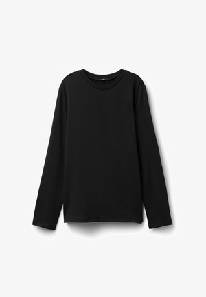 Černé tričko s dlouhým rukávem vyrobené z hladkého materiálu. Disponuje kulatým výstřihem, uvolněným střihem a rovnými lemy bez viditelných vzorů nebo akcentů.