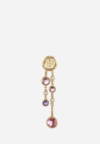 Orecchini dorati con una parte superiore rotonda e testurizzata e catene pendenti che presentano sei pietre sfaccettate multicolori nelle tonalità di rosa e viola.
