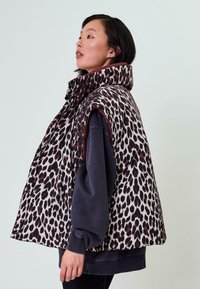 Vesty bez rukávov s vypchávkami v leopardom vzore, s vysokým golierom, burgundskými detailami a jemnou textúrou tkaniny.