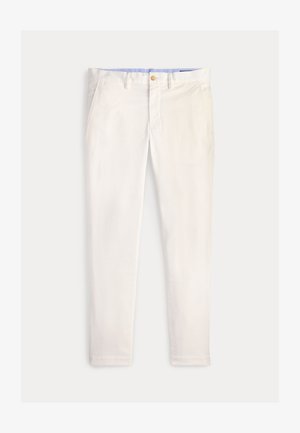 Pánske štíhle nohavice slonovinovej farby s prednými vreckami, pútkami na opasok a zapínaním na gombík na jednofarebnom pozadí.