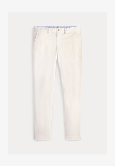 Ανδρικό παντελόνι slim fit σε εκρού χρώμα με μπροστινές τσέπες, θηλιές για ζώνη και κλείσιμο με κουμπί σε απλό φόντο.