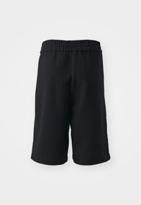 Shorts noirs en coton avec une ceinture élastique, longueur au genou, coupe droite, sans poches visibles ni ornements.