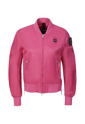 Rosa Bomberjacke mit Frontreißverschluss, zwei seitlichen Reißverschlusstaschen, gerippten Bündchen und Saum sowie einem schwarzen Aufnäher am linken Oberarm.