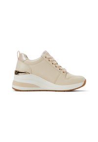 Beige leren sneaker met een gevoerde tong, vetersluiting, een witte wig-zool en een metallic accent op de hiel.