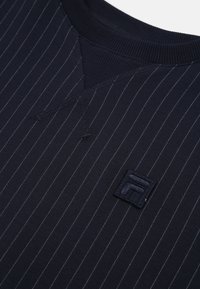 Felpa blu navy con strisce verticali bianche, dotata di scollatura a V, collo a costine e toppa con logo in tessuto.