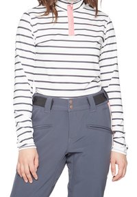 Długi rękaw, biały top bazowy z granatowymi poziomymi paskami, półzamkiem pod szyją i różowym akcentem. Połączony z szarymi spodniami z elastycznym pasem.