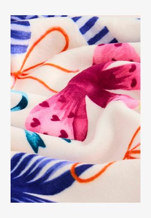 Mäkká fleece deka s vibrantnými kvetinovými vzormi v ružovej, fialovej a modrej farbe, na krémovom pozadí a s vrstvenými textúrami.