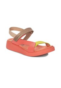 Sandalias con tiras en una combinación de colores coral, amarillo y bronce. Presentan un material similar al cuero, suela gruesa y diseño destalonado.